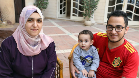 Салсабел Хамдан (вляво), която е от испанско-палестински произход, нейният съпруг Тахер (вдясно) и синът им Ясин, след като са били евакуирани от Газа в Египет, 14 ноември 2023 г.