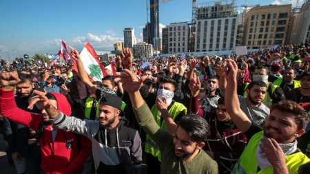 Шествието на протестиращите стигна до сградата на правителството в центъра на Бейрут.