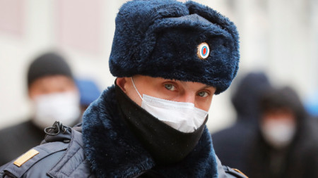 Руски полицай патрулира със защитна маска, Санкт Петербург, 3 април 2020 г.