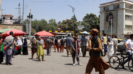 Афганистанци бързат към домовете си, след като са научили, че талибаните са пред вратите на Кабул