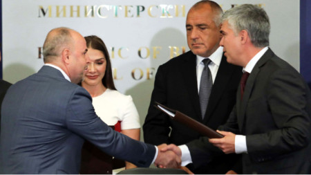 В присъствието на премиера Борисов, „Булгартрансгаз“ и „Консорциум Аркад“ подписаха договор за изграждане и въвеждане в експлоатация на разширението на газопреносната инфраструктура от турско-българската до българо-сръбската граница.
