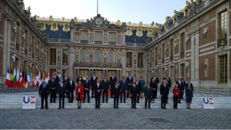 EU leaders meet in Versailles