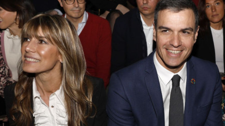 Премиерът Педро Санчес (вдясно) и съпругата му Мария Бегоня Гомес Фернандес сред публиката на модно дефиле в Мадрид, 17 февруари 2023 г.