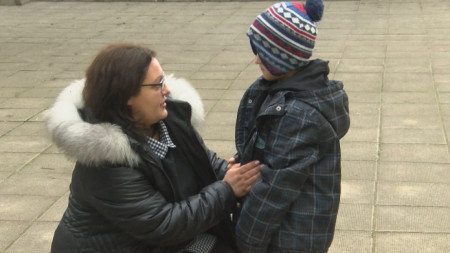 Украинска майка изпраща сина си на училище в бургаския квартал 