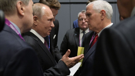 Руският президент Владимир Путин (вляво) разговаря с вицепрезидента на САЩ Майк Пенс в кулоарите на 33-ата среща на върха на Асоциацията на държавите в Югоизточна Азия (АСЕАН) в Сингапур.
