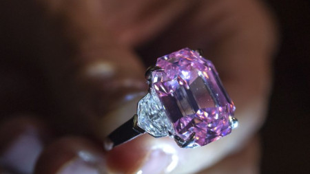 Продаваният на търг в Женева 19-каратов розов диамант.