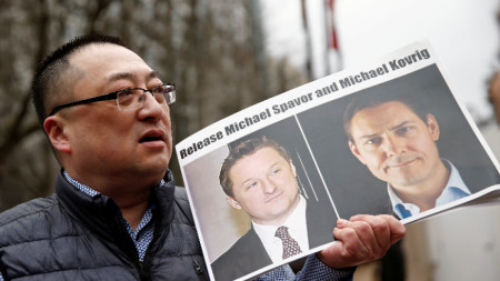 Протест във Ванкувър с искане за освобождаването на Ковриг (на снимката вляво) и Спавър.