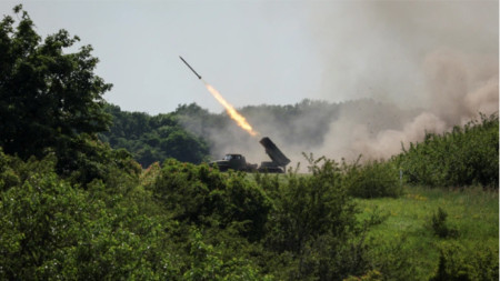 Украински военни обстрелват настъпващите руски части в околностите на Лисичанск, 3 юли 2022 г.