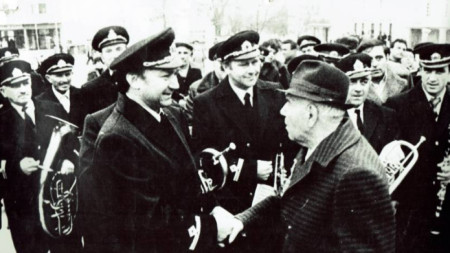 Diko Iliew (r.) bei einem Treffen mit einem Militärblasorchester