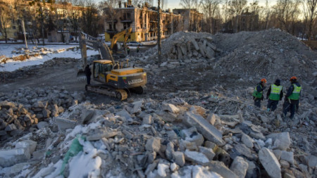 Разчистване на разрушени от руски удари през март жилищни блокове в Гостомел, Украйна, 9 февруари 2023 г.