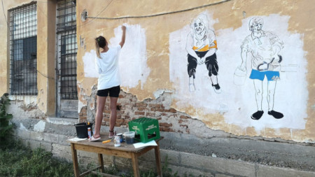 Елена Назърова изобразява свои разкази за местните в Делейна