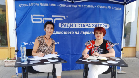 Д-р Даниела Калева (вдясно) гостува в изнесеното студио на Радио Стара Загора в Сливен.