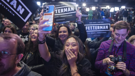 Привърженици на кандидата от Демократическата партия за сенатор в Пенсилвания Джон Фетърман празнуват победата му в Питсбърг