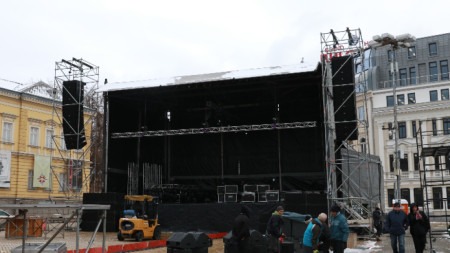 Подготовка на сцената за новогодишен концерт на пл. 