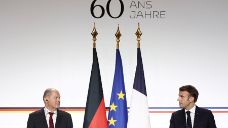 Президентът на Франция Еманюел Макрон и канцлерът на Германия Олаф