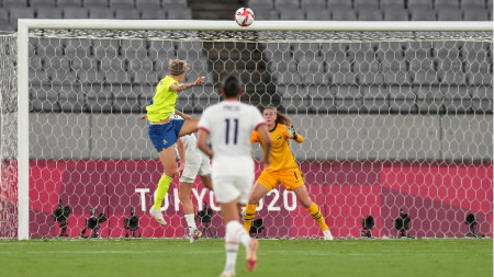 Лина Хуртиг бележи третия гол за Швеция срещу САЩ.