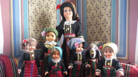 Кукли, облечени в баташка носия