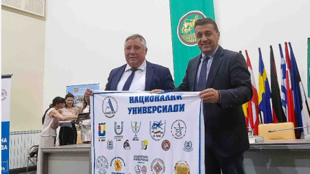 Петър Зографов (вдясно) разказа за хаоса в ДЮселдорф.