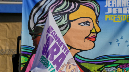 Привърженик на кандидатката за президент Янет Хара се отправя към събитие от кампанията ѝ, Валпараисо, Чили, 13 ноември 2025 г.