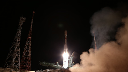 Руска ракета Союз изстреля в Космоса 34 нови сателита на