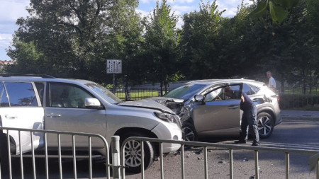 Катастрофа на два леки автомобила блокира движението на бул Драган