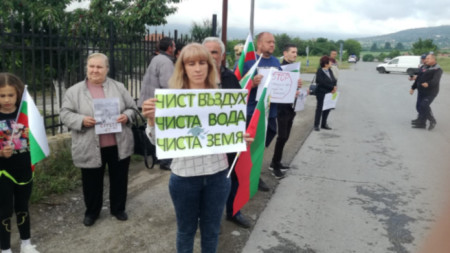 В с. Радловци протестираха преди месеци срещу нерегламентирано сметище в селото, а сега гласуваха срещу доскорошния градоначалник Петър Паунов.