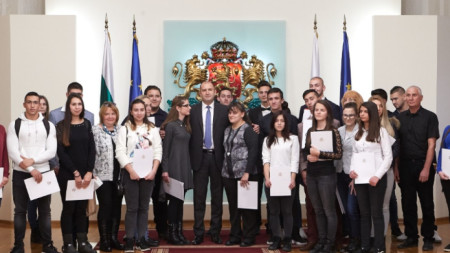 Президентът Румен Радев се срещна със студентите и учениците, които получиха еднократна стипендия от инициативата 