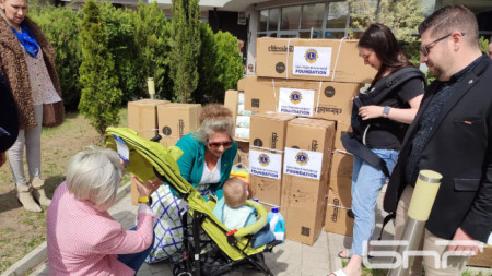 Детски колички пелени и консумативи бяха дарени днес на бежанци
