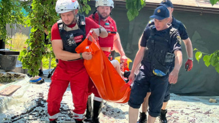 Спасатели помогают в эвакуации после подрыва плотины Каховской ГЭС