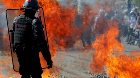 Коктейл „Молотов“ експлодира пред служител на френската жандармерия в Нант на протеста на „жълтите жилетки“ в събота.