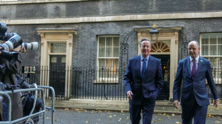Бившият премиер Дейвид Камерън (вляво) напуска Даунинг Стрийт в Лондон, 13 ноември 2023 г.