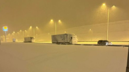 Снежната блокада за тима на  Марица Пловдив в Турция продължава