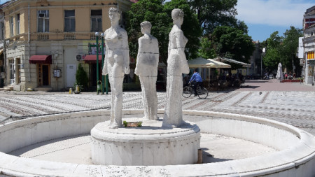 Скулптурата Три сестри