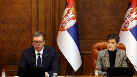 Президентът на Сърбия Александър Вучич (вдясно) и министър-председателката Ана Бърнабич
