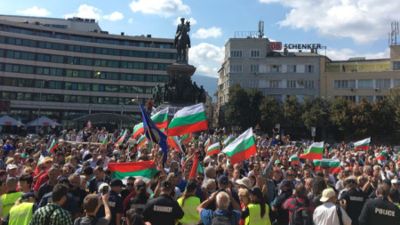 Протестът пред парламента в София под мотото „Оставка, съд и смяна на системата”.