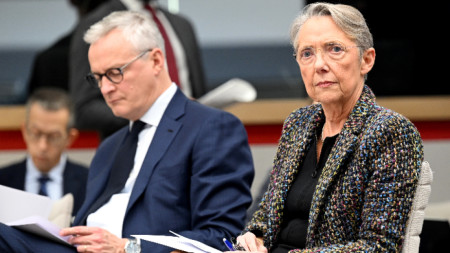 Елизабет Борн и министърът на икономиката и финансите Брюно льо Мер по време на пресконференция за представяне на правителствения план за пенсионна реформа в Париж, 10 януари 2023 г.