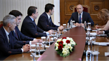 El presidente Rumen Radev (c.) mantiene consultas con el partido Continuamos con el Cambio