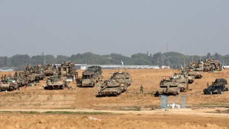 Израелски войници с бронирани бойни машини се събират на позиция близо до границата с Ивицата Газа, в южната част на Израел, 02 декември 2023 г. 