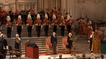 Крал Чарлз III и кралицата-консорт Камила в британския парламент