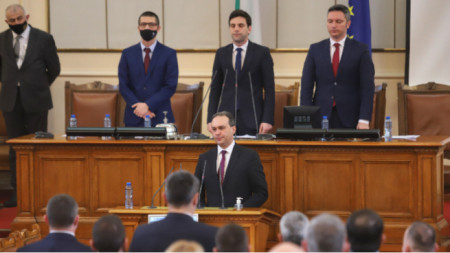 Dragomir Zakov takes the oath in parliament, 1 March, 2022