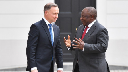 Полският президент Анджей Дуда (вляво) посреща южноафриканския си колега Сирил Рамафоса (вдясно) в президентския дворец във Варшава, 15 юни 2023 г. 