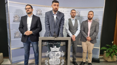 De la stânga la dreapta: consilierii municipali în cadrul Consiliului Municipalității Sofia Dragomir Ivanov și Dimitar Shalafov și primarii din Mladost și Lyulin Ivailo Kukurin și Gheorghi Todorov oferă o informare - 26 iunie 2025.