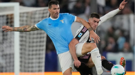 Романьоли от Лацио (вляво) се бори за топката с Влахович.