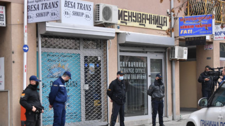 Македонски полицаи пред затворения офис на „Беса транс“ в Скопие