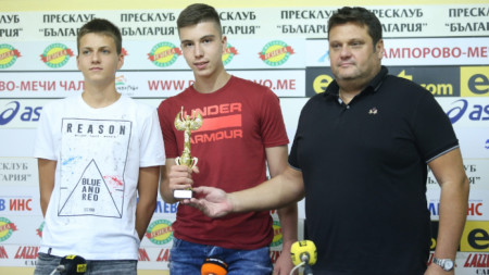Мартин Стоев (вдясно) и национален отбор на България до 17 г. получиха награда за “Отбор и треньор на месеца”. На снимката са още Ерик Стоев (вляво) и Владимир Гърков.

