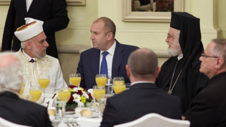 Президентът Румен Радев бе домакин на тържествената вечеря ифтар по случай началото на свещения за мюсюлманите месец Рамазан. 