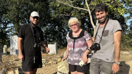 На снимката отляво надясно – д-р Росен Гацин, Диана Пеловска и Георги Пеловски