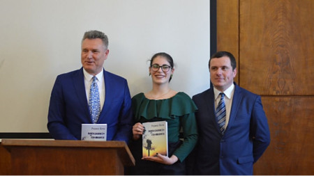 Rexhep Hoti, Magdalena Dimitrova dhe prof. Anton Panchev gjatë promovimit të librit në Universitetin e Sofjes.