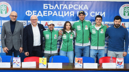 От ляво-на дясно: Георги Бобев, Цеко Минев, Алберт Попов, Малена Замфирова, Радослав Янков, Тервел Замфиров, Виктор Гичев.