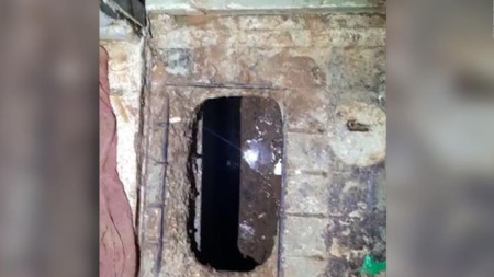 Дупката в пода на тоалетната, откъдето започва тунелът, по който избягали затворниците.